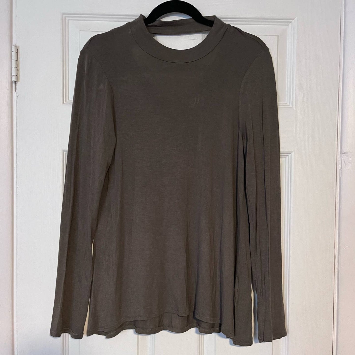 Mossimo V-Back Long Sleeve Tee - Size L