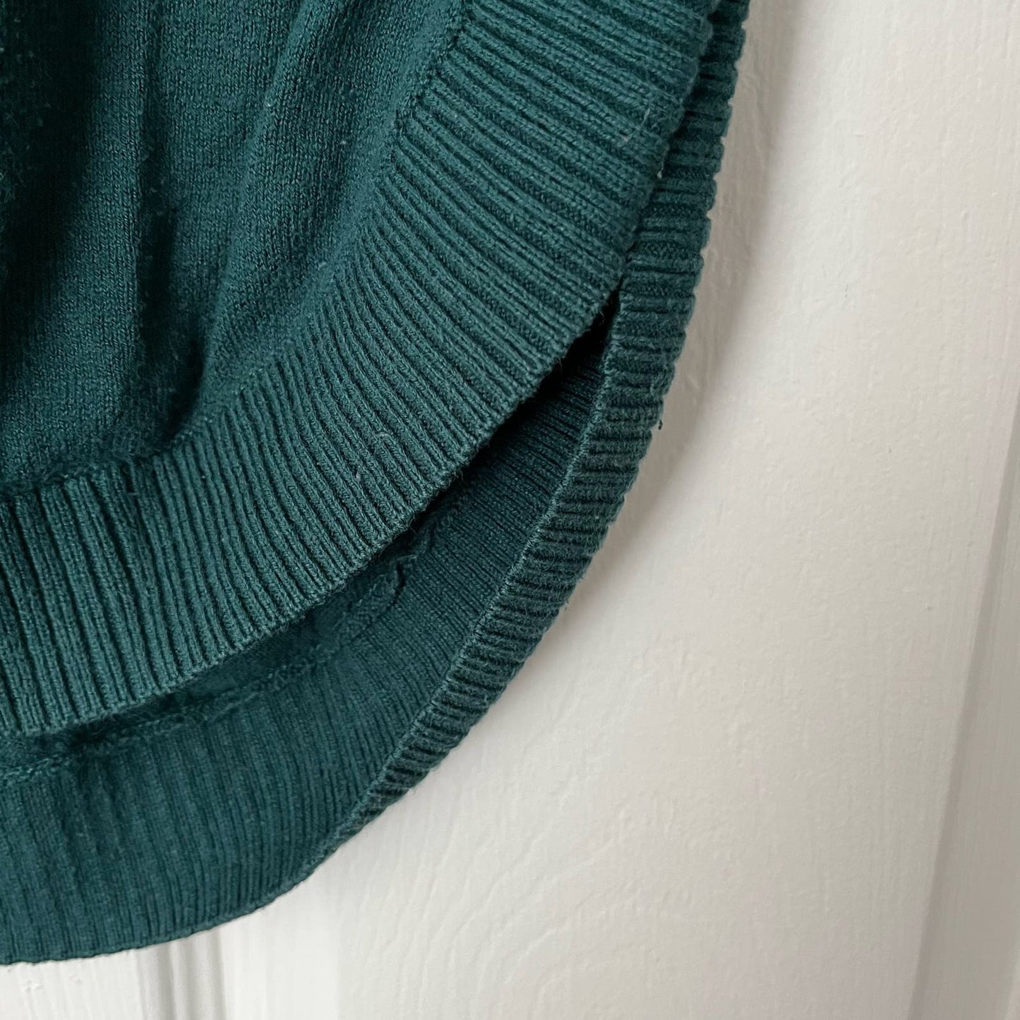 The Limited Pullover Sweater w/Shirttail Hem - Size UNKNOWN
