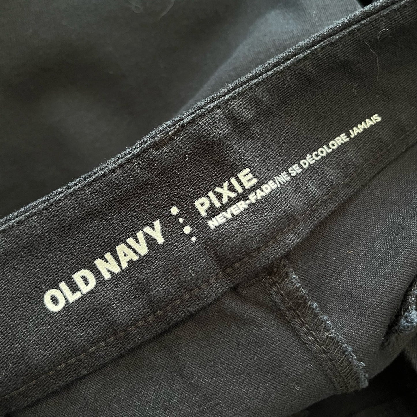 Old Navy Pixie Never-Fade Cropped Pants - Size 4