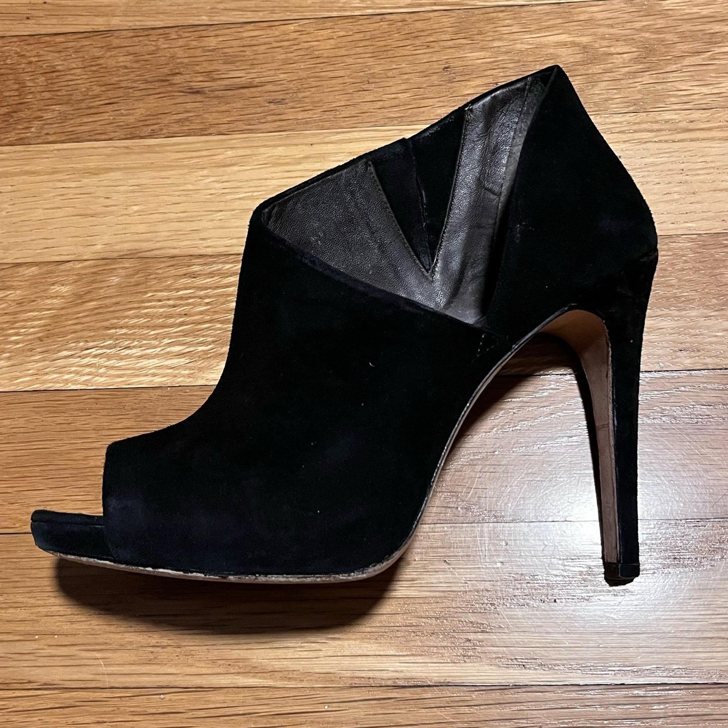 BCBGMAXAZRIA Darien Summer Suede Heels - Size 8.5M