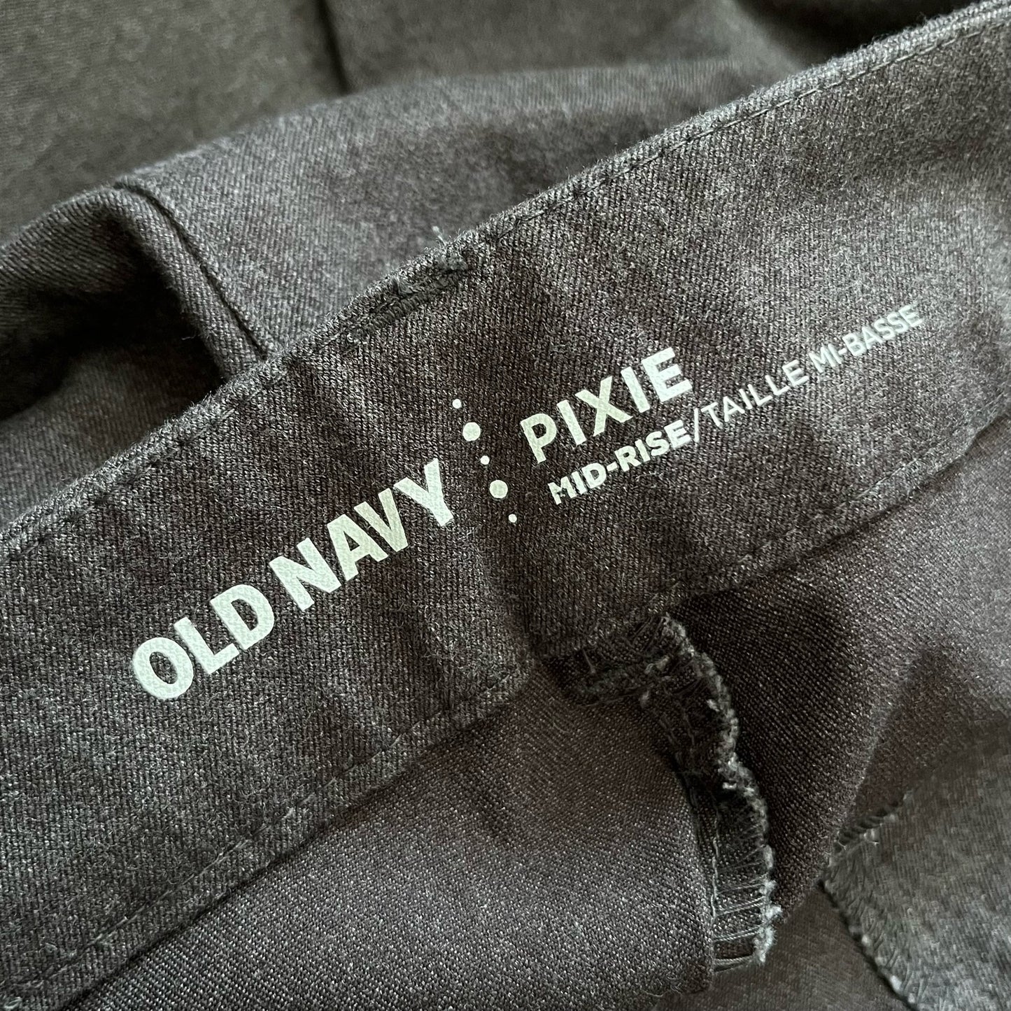 Old Navy Pixie Mid-Rise Cropped Pants - Size 4