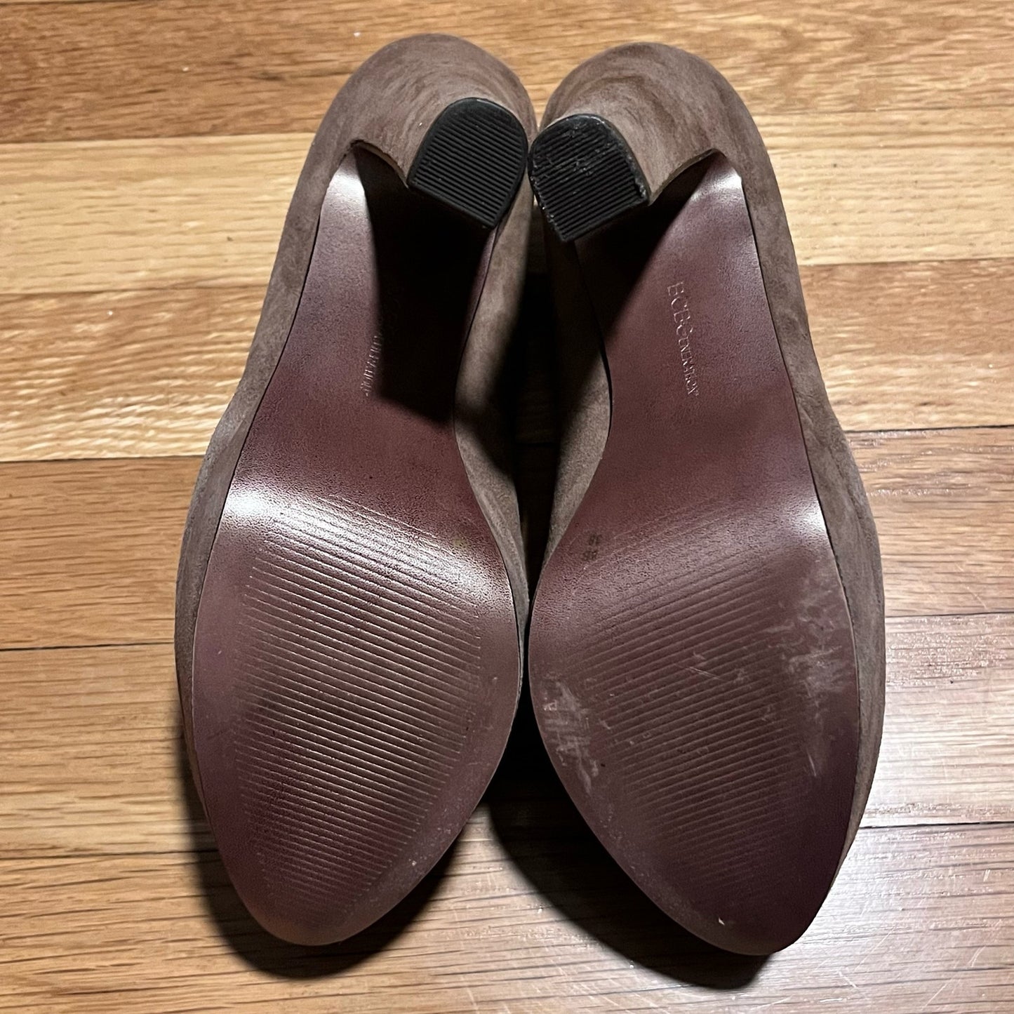 BCBGeneration Jodie Suede Pumps - Size 8M