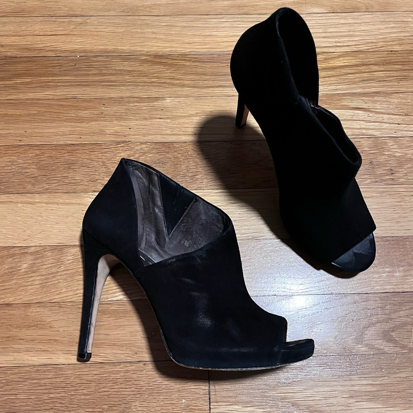 BCBGMAXAZRIA Darien Summer Suede Heels - Size 8.5M