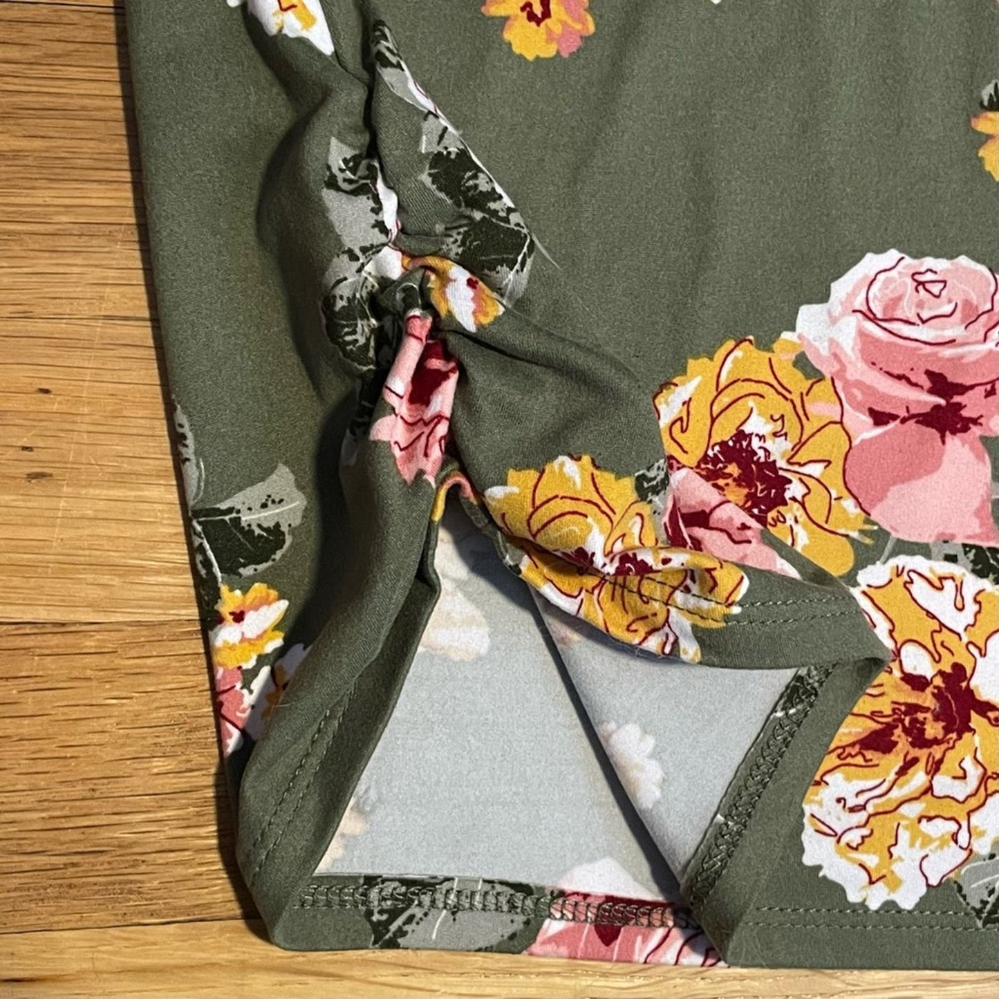 No Boundaries Green Floral 3/4 Sleeve Top - Size XS