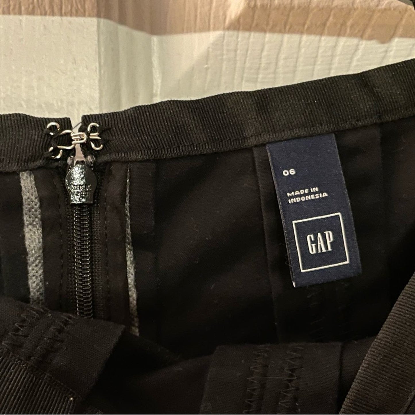 Gap Black Pleated Skirt with Grosgrain Ribbon Detail - Size 6
