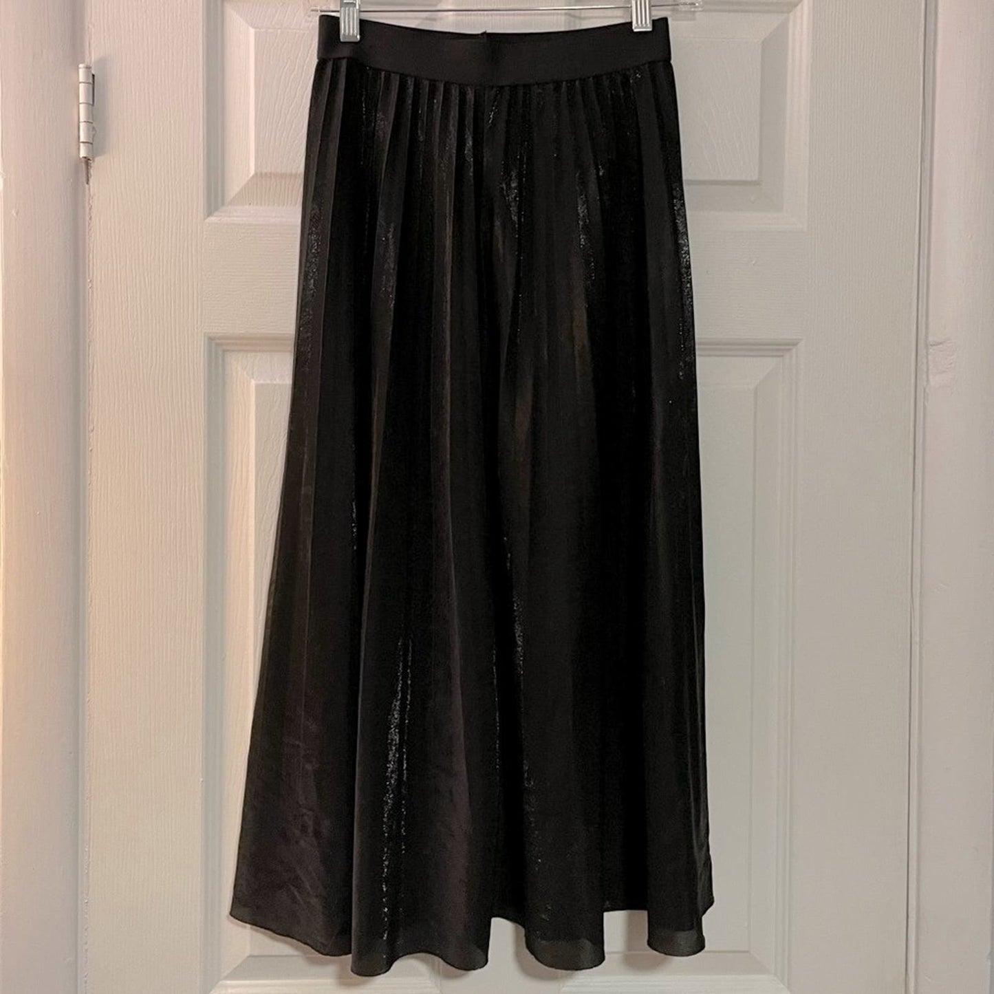 {No Label} Black Iridescent Pleated Skirt - Size Unknown
